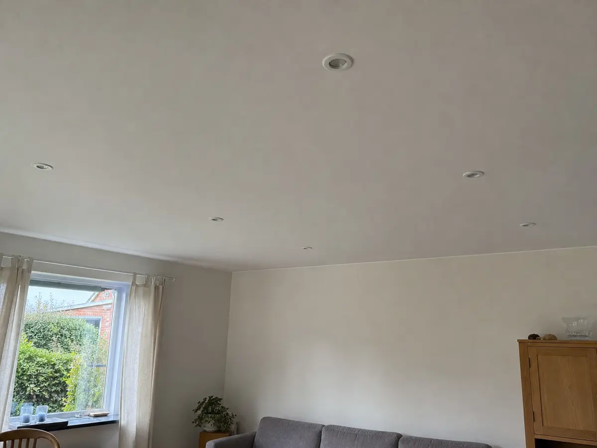 Hvidt gipsloft med indbyggede spots i en stue
